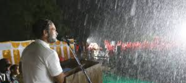 கொட்டும் மழையில் ராகுல் காந்தி மாணவர்களுடன் உரையாடல்!