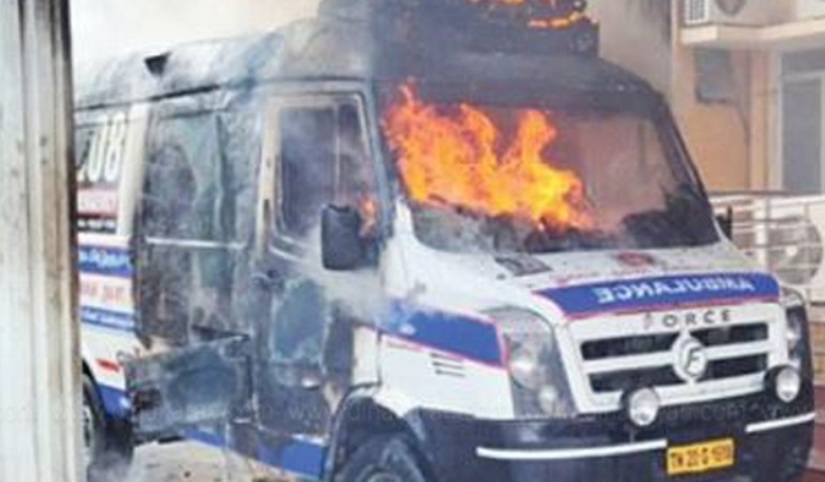 தீப்பிடித்து எரிந்த 108 ஆம்புலன்ஸ்!! வெடித்து சிதறிய ஆக்சிஜன் சிலிண்டர்!!