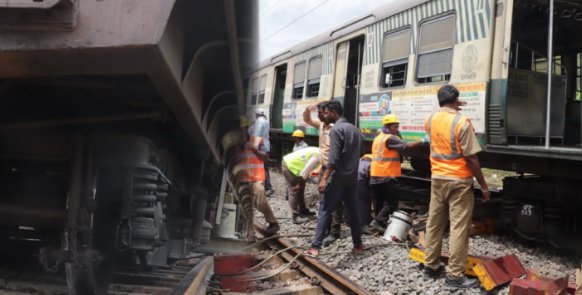 தடம் புரண்ட மின்சார ரயில்!! சென்னையில் பரபரப்பு!!