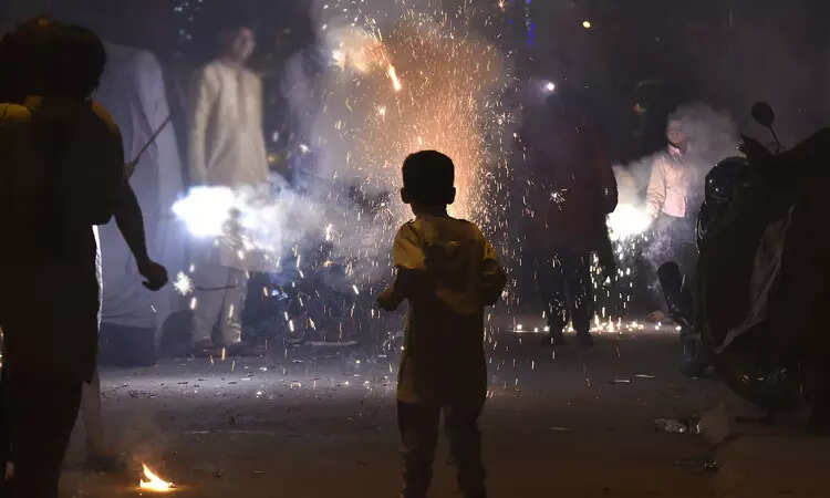 உஷார்!! பட்டாசுகளை வெடிக்க வழிகாட்டு நெறிமுறைகள் வெளியீடு!!