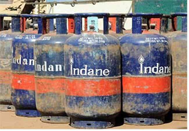 மாதத்தின் முதல் நாளில் உற்சாகம்... வணிக பயன்பாடு சிலிண்டர் விலை திடீர் குறைப்பு!