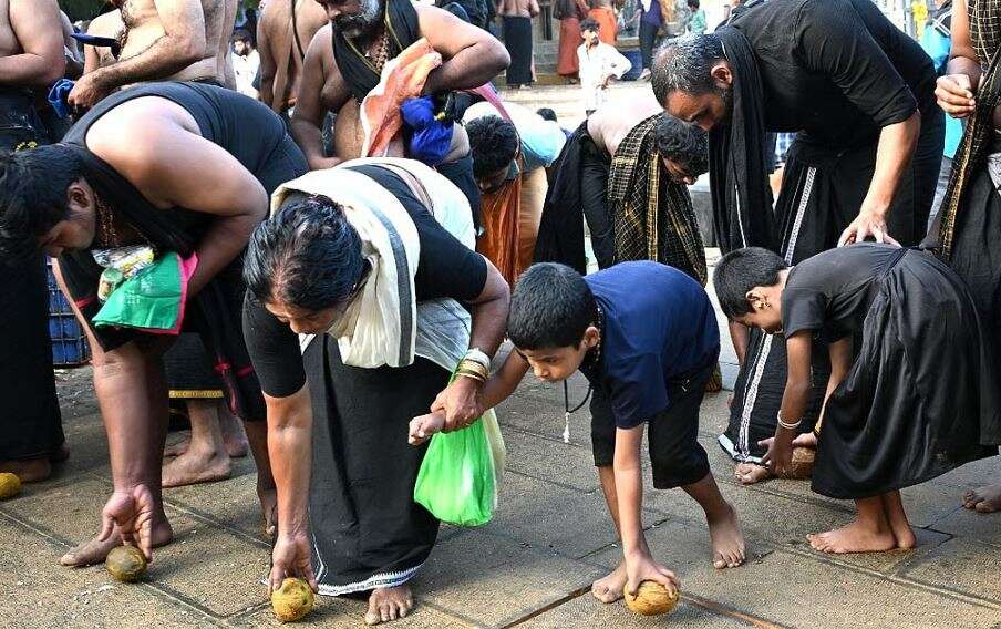 சபரிமலை மஞ்சள் மாதா கோயிலில் வழிபாடு மும்முரம்... தேங்காய் உருட்டி பக்தர்கள் வழிபாடு!
