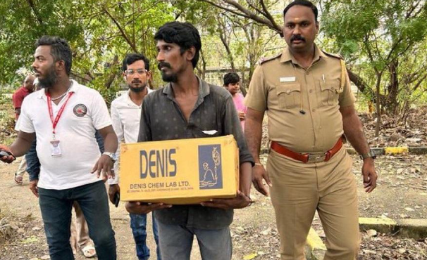 அவலம்... அட்டைப் பெட்டியில் குழந்தையின் உடல்... அரசு மருத்துவமனைகளில் அலட்சியம்!!