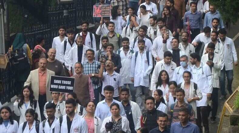 மருத்துவர்கள் காலவரையற்ற வேலைநிறுத்தம்... அரசு மருத்துவமனைகள் முடங்கியதால் நோயாளிகள் கடும் அவதி!