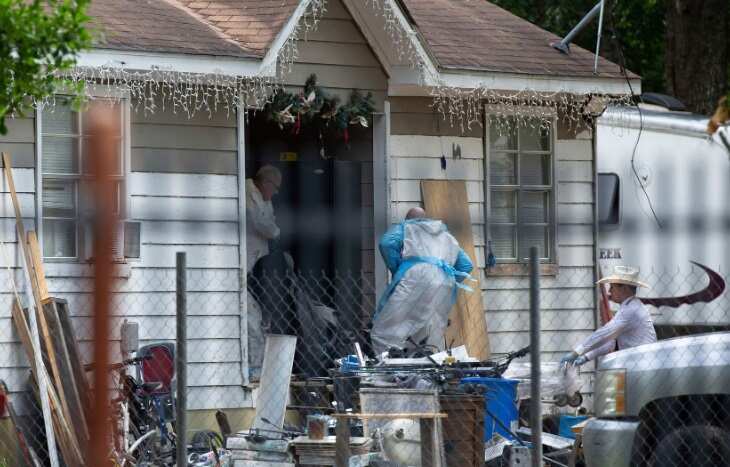 விளையாடிக் கொண்டிருந்த இளைஞர்.. தட்டிக் கேட்ட பக்கத்து வீட்டில் குடும்பத்துடன் சுட்டுக்கொலை!