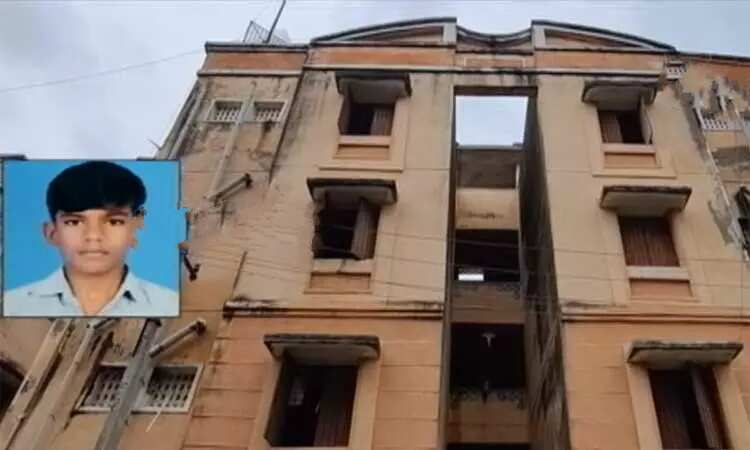 பள்ளி மாணவன் 4 வது மாடியில் இருந்து தவறி விழுந்து பலி... புறாக்களுடன் விளையாடிய போது சோகம்..!!