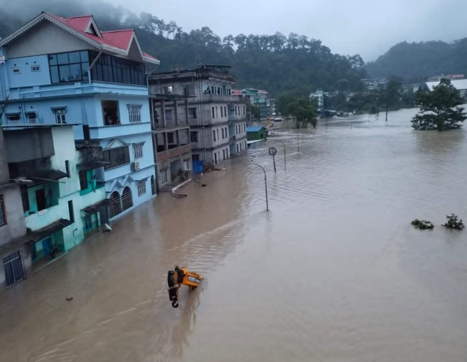 அதிர்ச்சி.. ஆற்று வெள்ளத்தில் சிக்கி 23 ராணுவ வீரர்கள் மாயம்...!!