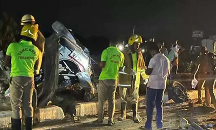 காரும், லாரியும் நேருக்கு நேர் மோதியதில் உடல் நசுங்கி 4 பேர் பலி!!