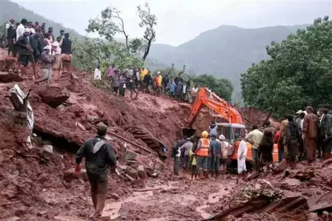 பகீர்!! மண்ணில் புதையுண்ட கிராமம்!! நிலச்சரிவில் சிக்கி 18 பேர் பலி!!
