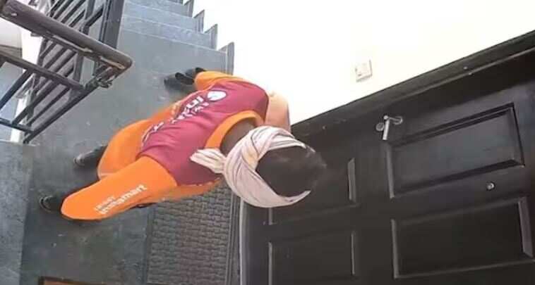 ஷுவை கூட விட்டு வைக்கல! ஷுவை நைசா ஆட்டைய போட்ட ஸ்விக்கி ஊழியர்.. வீடியோ வைரல்!