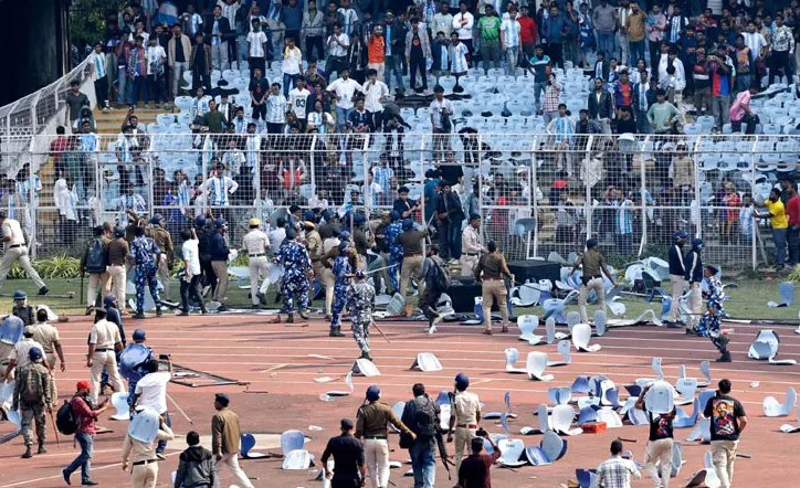 வன்முறையாய் மாறிய கோபம் - ரசிகர்களிடம் மன்னிப்பு கேட்டார் மம்தா பானர்ஜி!