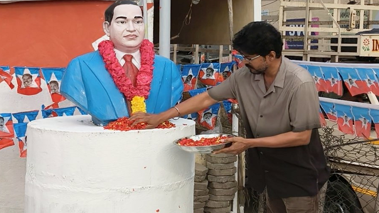 களத்திற்கு வந்தார் விஜய்... அம்பேத்கர் சிலைக்கு மரியாதை செலுத்தினார்!