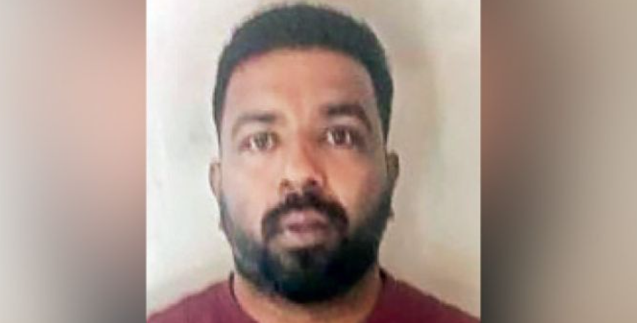 கனிம கடத்தல்: அதிமுக கவுன்சிலர் கைது, 2 போலீசார் ஆயுதப்படைக்கு மாற்றம்