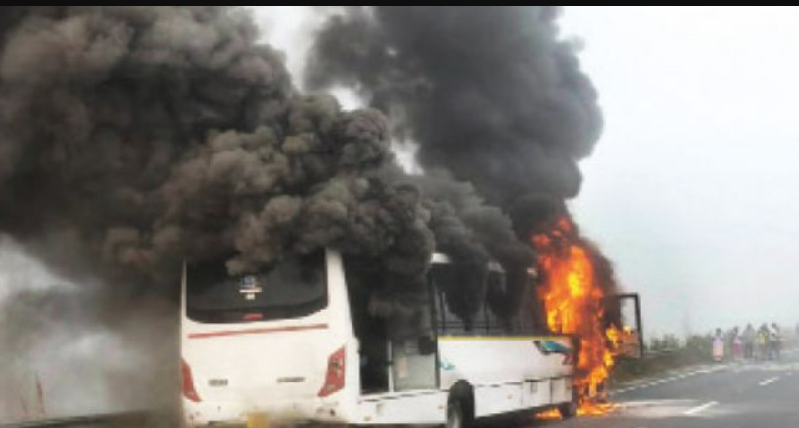 பைக்கும், காரும் ஒரே நேரத்தில் மோதியதில் பற்றி எரிந்த பேருந்து... பெரும் பரபரப்பு!