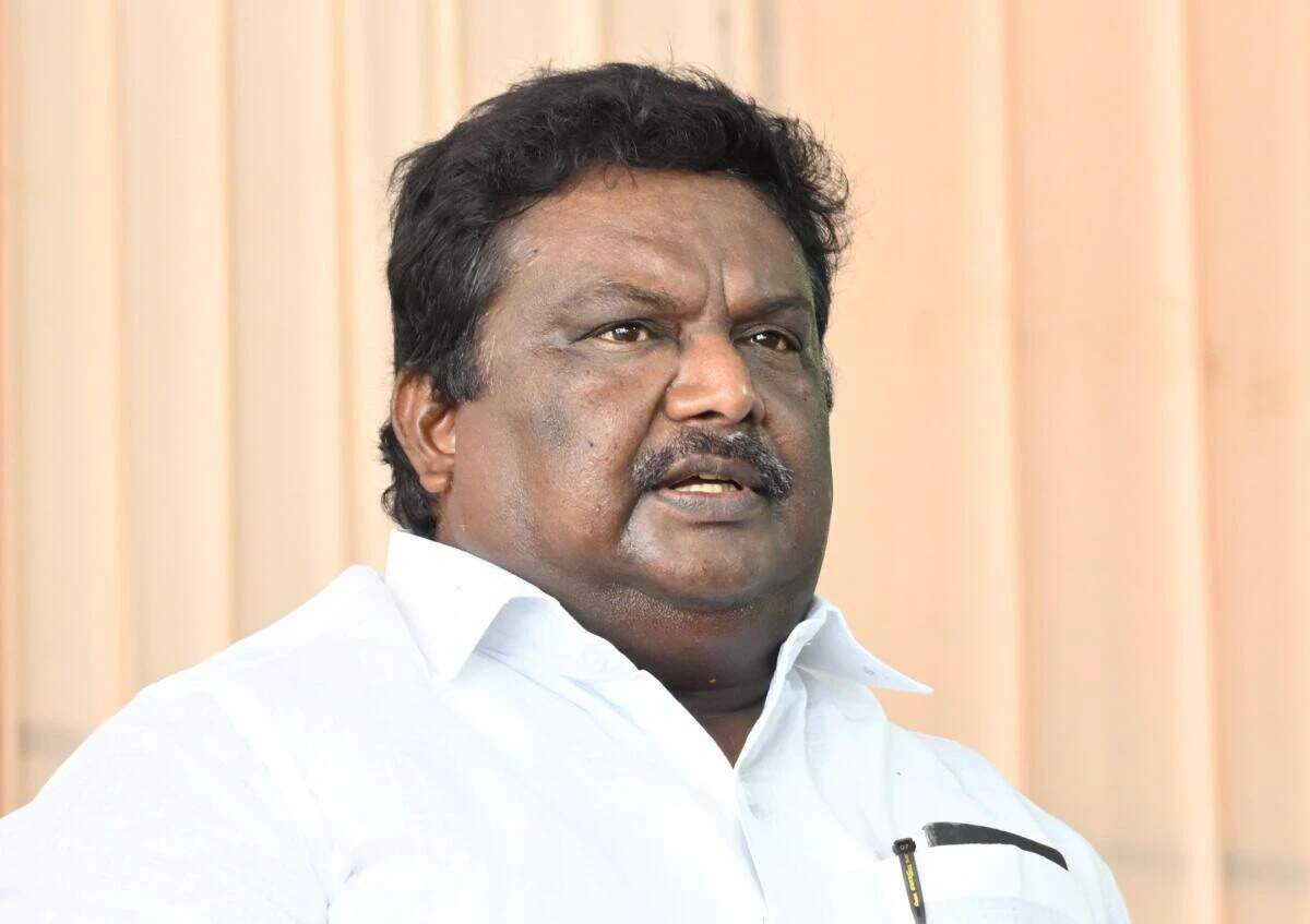 அரசு வேலை மோசடிப் புகார்.. முன்னாள் அமைச்சர் சிவசங்கர் நேரில் ஆஜர்!