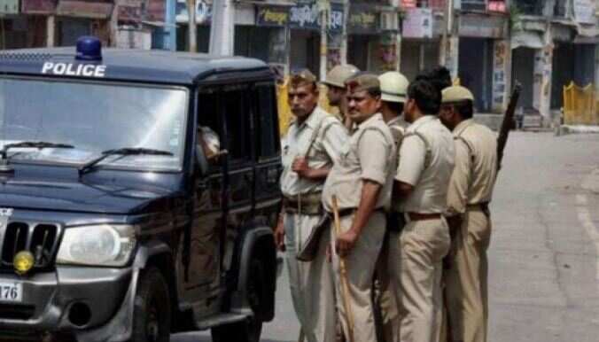 தூத்துக்குடியில் பரபரப்பு... இளைஞரை கொல்ல முயன்ற 3 பேர்... பொதுமக்கள் மடக்கிப் பிடித்து காப்பாற்றினர்!