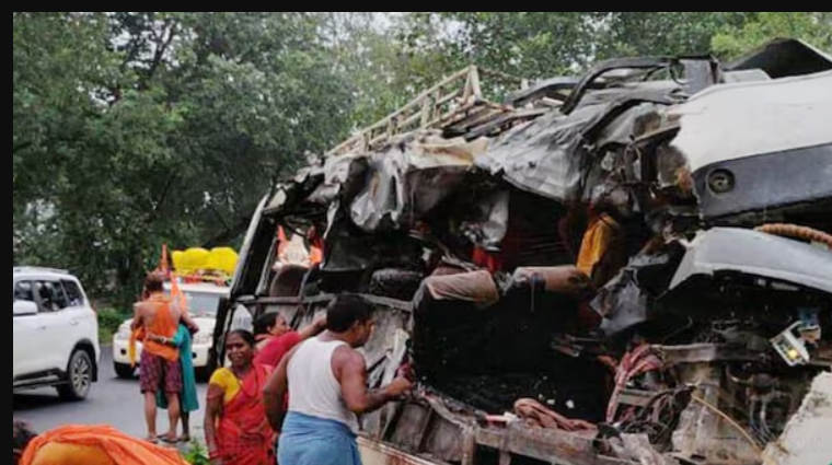 பேருந்தும் லாரியும் மோதியதில் 18 பேர் பலி!