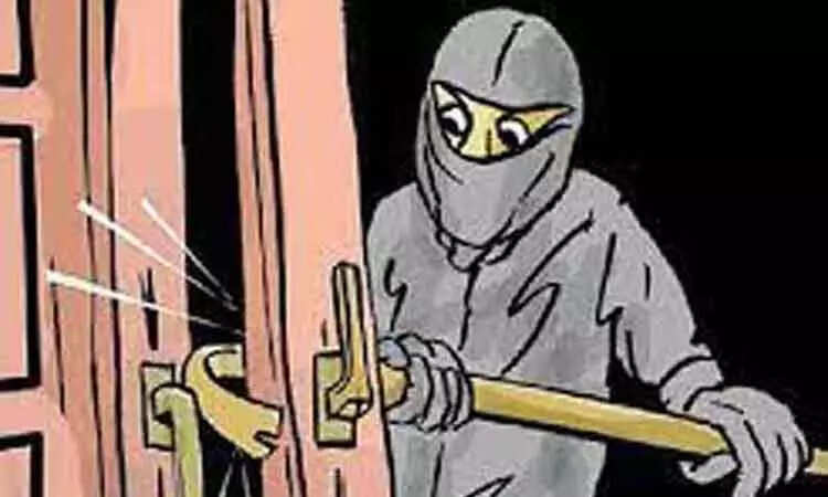 பியூட்டி பார்லர் உட்பட 2 கடைகளில் பூட்டை உடைத்து திருட்டு... மர்ம நபர்கள் கைவரிசை!