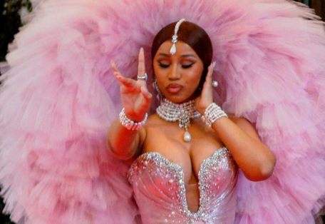 வைரல் வீடியோ!! ரசிகர்கள் மீது மைக்கை எறிந்த பிரபல பாப் பாடகி!!