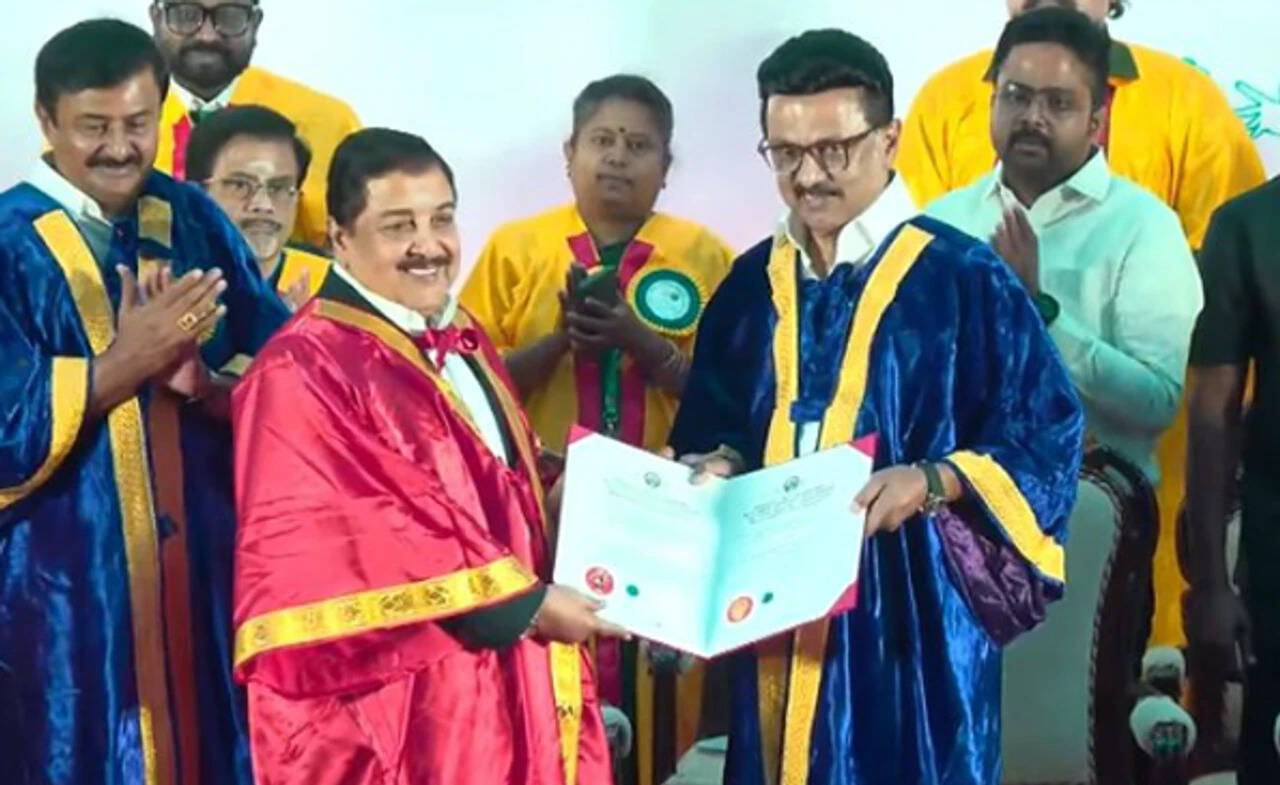 நடிகர் சிவகுமாருக்கு கௌரவ டாக்டர் பட்டம்.. முதல்வர் மு.க. ஸ்டாலின் வழங்கிச் சிறப்பித்தார்!