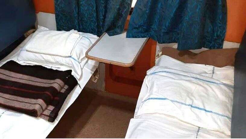 குட் நியூஸ்... இனி ரயிலில் ஸ்லீப்பர் வகுப்பிலும் தலையணை, பெட்ஷீட் வசதி!