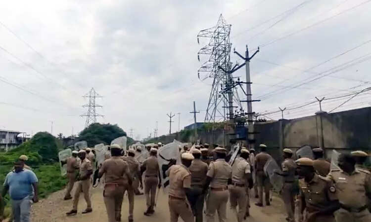 திருவள்ளூர் போலீசார் கல்வீச்சு