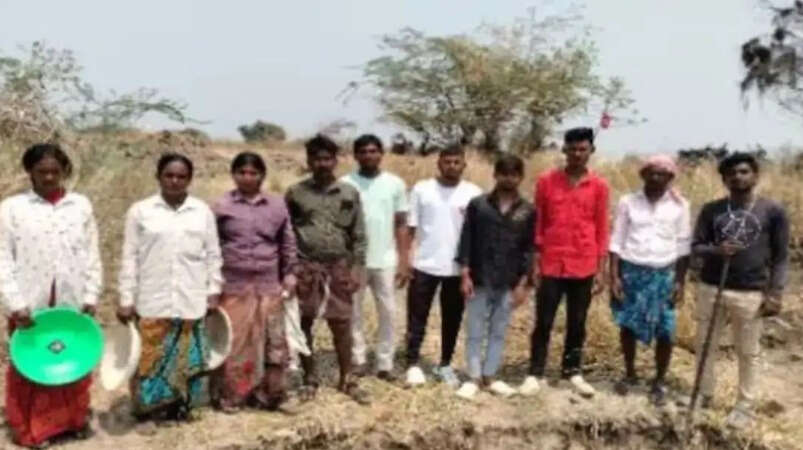 அதிர்ச்சி... பெண்களைப் போல சேலை அணிந்து 100 நாள் வேலை திட்டத்தில் ரூ.3 லட்சம் மோசடி!