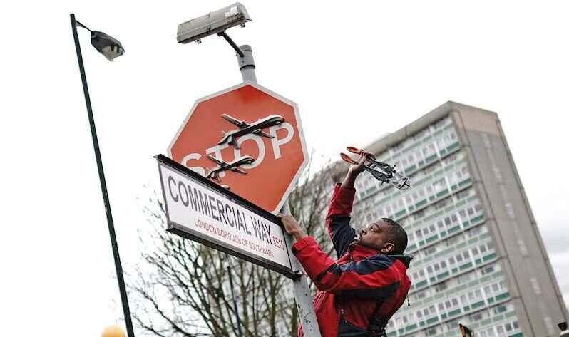 பெயர் பலகையை திருட முற்பட்ட இளைஞர்.. கையும் களவுமாக கைது செய்த போலீசார்..!!