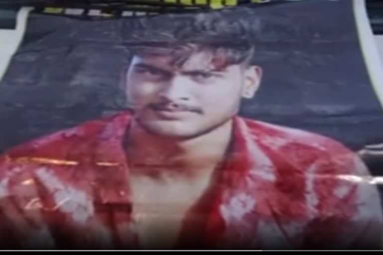 பைக் சாகசத்தில் உயிரை விட்ட இளைஞன்!! கேட்காம போயிட்டியே!! கதறி துடிக்கும் பெற்றோர்!!