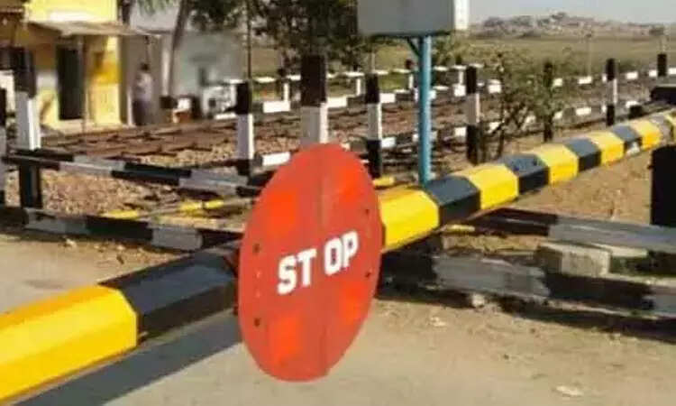 ரயிலை நிறுத்திய லோகோ பைலட்... அலட்சியமாக இருந்த கேட் கீப்பர் பணியிடை நீக்கம்!