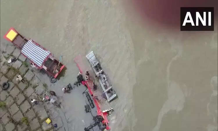 ஆற்றுப்பாலத்தில் கவிழ்ந்த பேருந்து!! 12 பேர் பலி!!