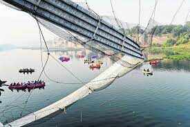 கலங்க வைக்கும் வீடியோ!! அறுந்து விழும் மோர்பி தொங்கு பாலம் !!