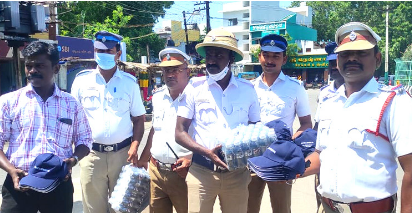 வாகன ஓட்டிகளுக்கு கூல்ட்ரிங்ஸ், தொப்பி பரிசு!! காவல்துறை அசத்தல் !!