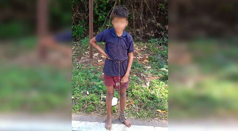 சொல் பேச்சு கேட்காத மகன்.. ஆத்திரத்தில் சங்கிலியால் கட்டி வீட்டில் அடைத்த பெற்றோர்கள்!