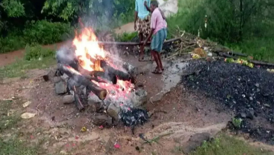 எரியும் சிதையில் விழுந்து முதியவர் பலி.. தந்தை என தெரியாமலேயே எரியூட்டிய மகன்!