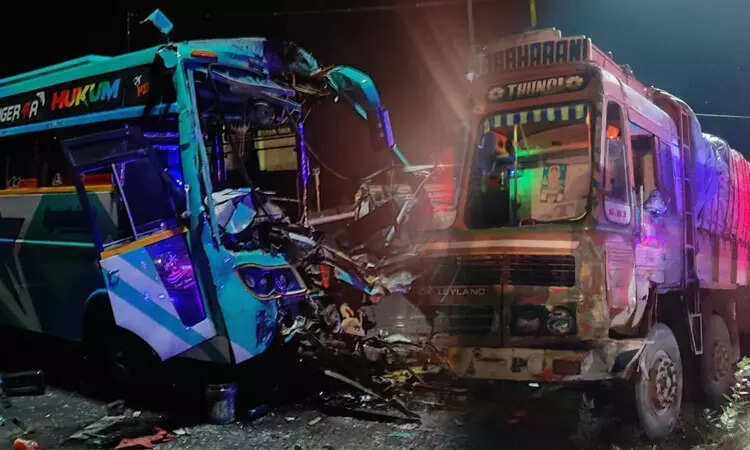 வேனும், லாரியும் நேருக்கு நேர் மோதியதில் 5 பேர் படுகாயம்....!