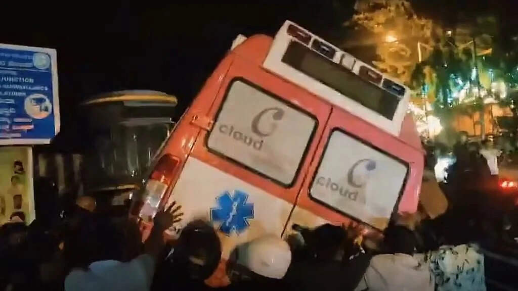 பெங்களூருவில் ஆம்புலன்ஸ் இரு சக்கர வாகனத்தில் மோதி தம்பதியினர் பலி!