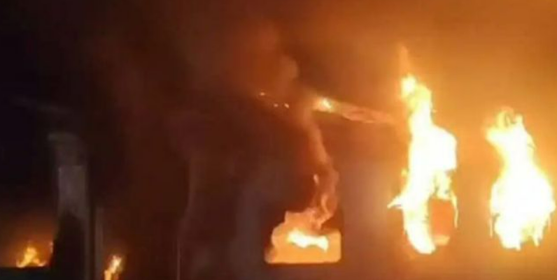 நள்ளிரவில் பயண ரயிலில் தீ… ஏசி பெட்டிகள் எரிந்து சாம்பல், ஒருவர் உயிரிழப்பு!