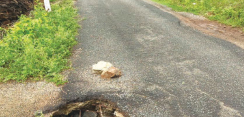 சாலையின் தரைப்பாலத்தில் திடீர் ஓட்டை!