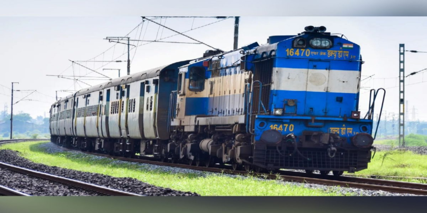 அச்சச்சோ!!தடம் புரண்ட பொதிகை ரயில் இன்ஜின்!! ஆங்காங்கே நிறுத்தப்பட்ட மற்ற ரயில்கள்!!