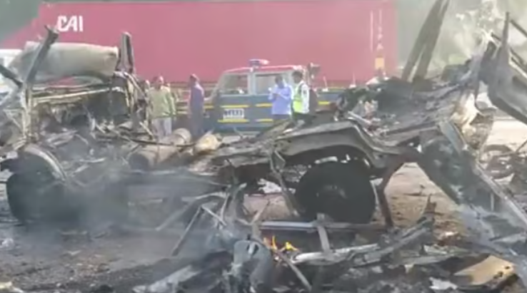 அதிர்ச்சி... நடுரோட்டில் வெடித்து சிதறிய ஆம்புலன்ஸ்... சம்பவ இடத்திலேயே பலியான நோயாளி!