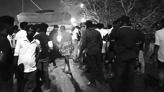 கோர விபத்து... பைக் மீது லாரி மோதி சம்பவ இடத்திலேயே பலியான இளைஞர்!