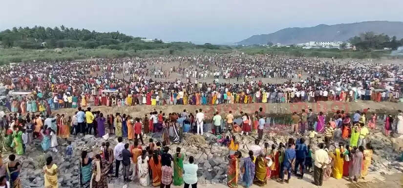 பாலாற்றில் மயானக் கொள்ளை! ஆயிரக்கணக்கில் திரண்ட பக்தர்கள்!