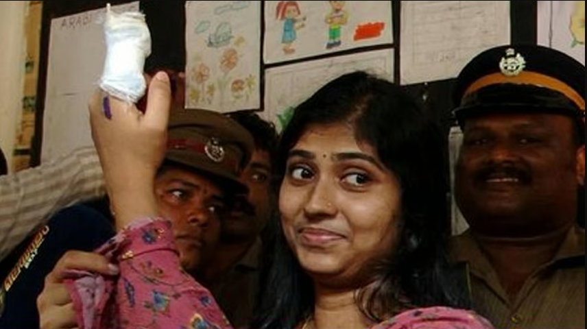 தையல் போட்ட விரலால் வந்த வினை... தடைகளைத் தாண்டி வாக்கு செலுத்திய இளம்பெண்!