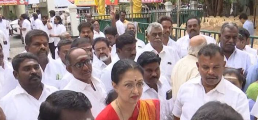 அதிமுக வேட்பாளர் நேர்காணலில் நடிகை கவுதமி பங்கேற்பு!