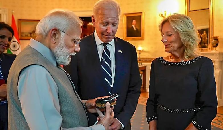 அமெரிக்க தலைவா்களுக்கு வழங்கப்பட்ட இந்திய பரிசுகள் பட்டியல் !