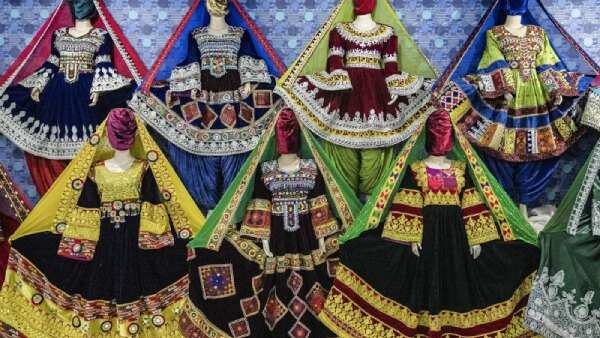 அடப்பாவிங்களா!! பொம்மைக்கே இந்த கதியா?! தலையே இருக்க கூடாது!! அதிரடி உத்தரவு!!