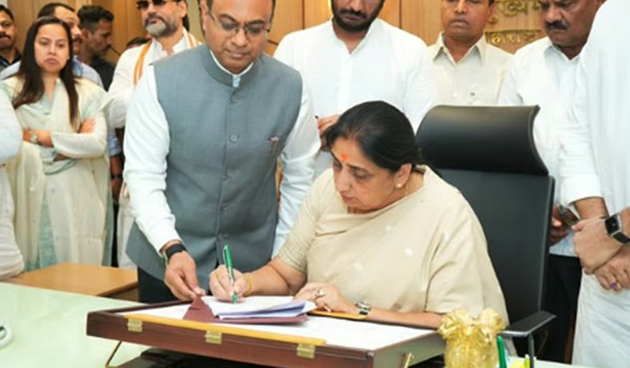 மகாராஷ்டிர துணை முதல்வராக சுநேத்ரா பவார் பொறுப்பேற்பு!