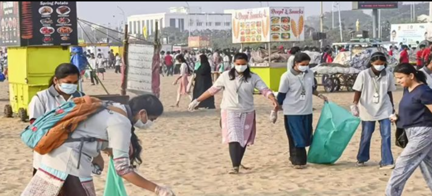 மெரினாவில் சுழற்சி முறையில் தூய்மை... 152 பணியாளர்கள் மற்றும் 9 நவீன இயந்திரங்கள் பயன்பாடு!