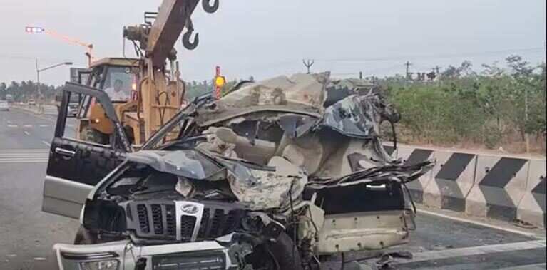 அதிகாலையில் பயங்கரம்.. சுக்குநூறாக நொருங்கிய சொகுசு கார்.. 6 மாணவர்களுக்கு நேர்ந்த சோகம்!